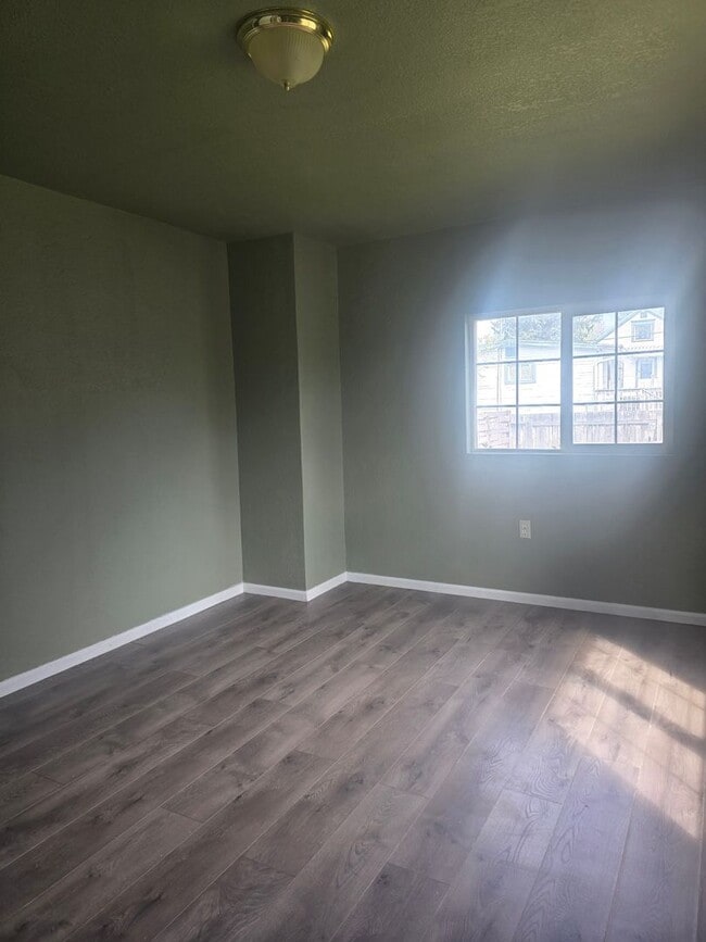 Building Photo - 3 Bedroom 1 Bathroom Home