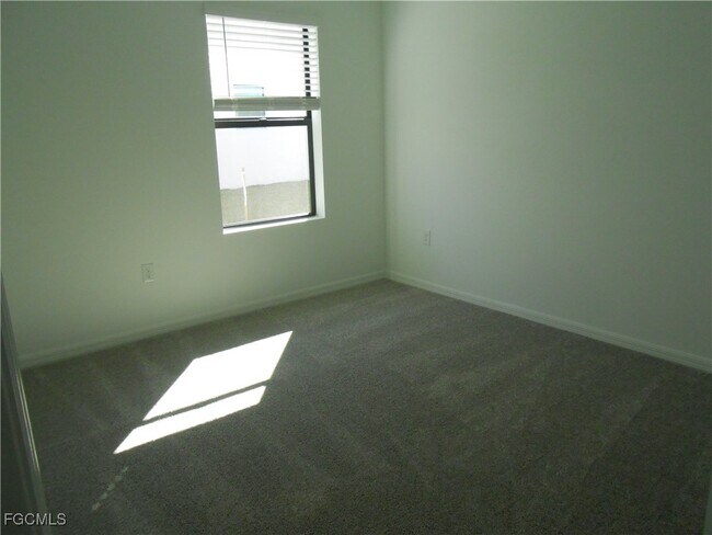 Building Photo - 623 Lakeside Oasis Ave