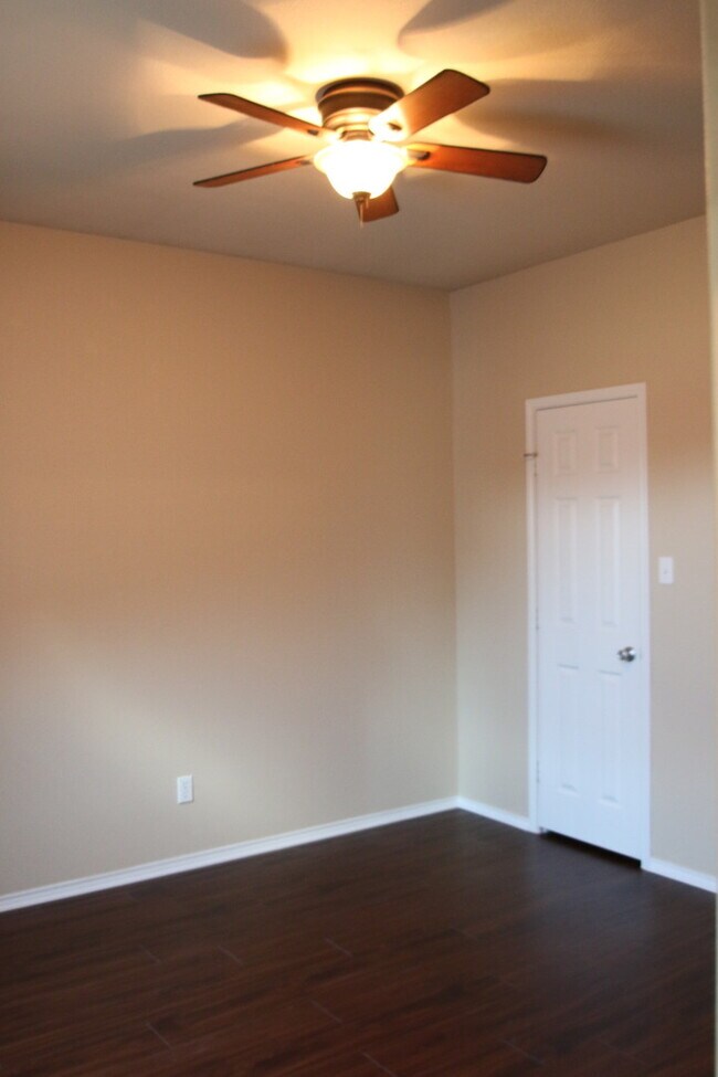 Building Photo - 105-107 Sunburst Court