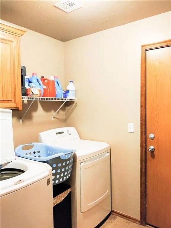 Building Photo - Spacious Home - Storm Shelter - Edmond Sch...