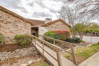 Building Photo - 5947 Chimney Wood Cir