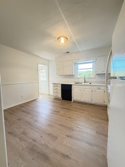 Building Photo - 214 Rosehill Dr