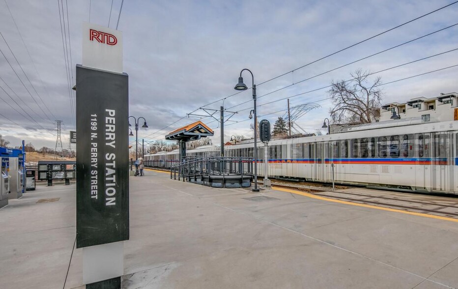 3 blocks from Perry lightrail station - 1447 Osceola St