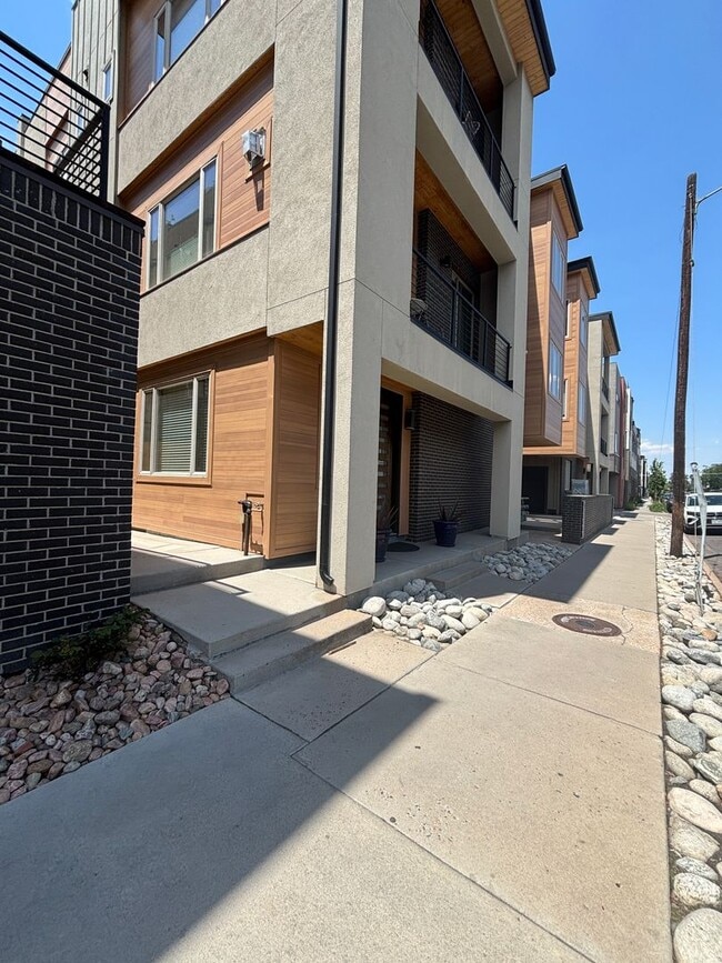 Building Photo - Beautiful 2 BR 4BA in the Highlands