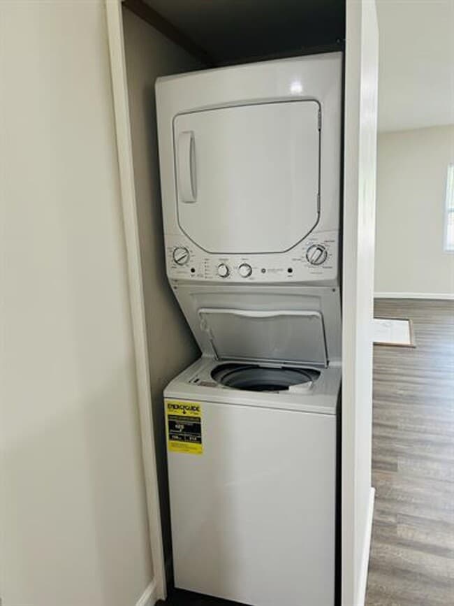 Building Photo - Brand New Renovated 2/1 Available Now!