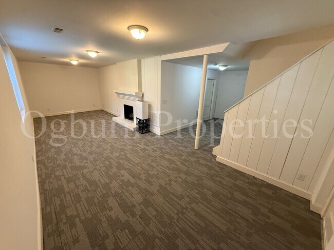 Building Photo - 2403 Lyndhurst Ave