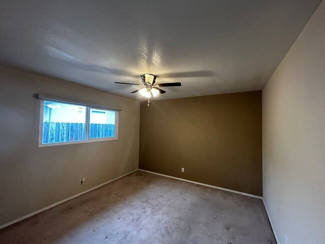 Building Photo - 3 Bedroom house two blocks from the shell ...