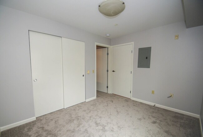 Building Photo - LIKE NEW, 1 BED, 1 BATH CONDO W HIGH END F...