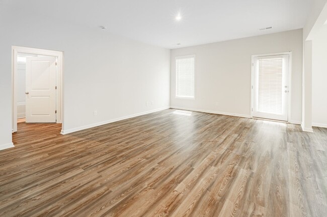 Building Photo - 421 Midland Pnes Dr