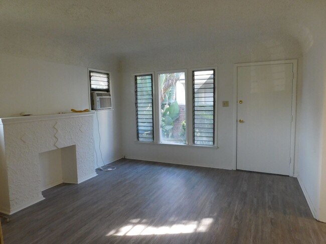 Building Photo - 417 E Elmwood Ave