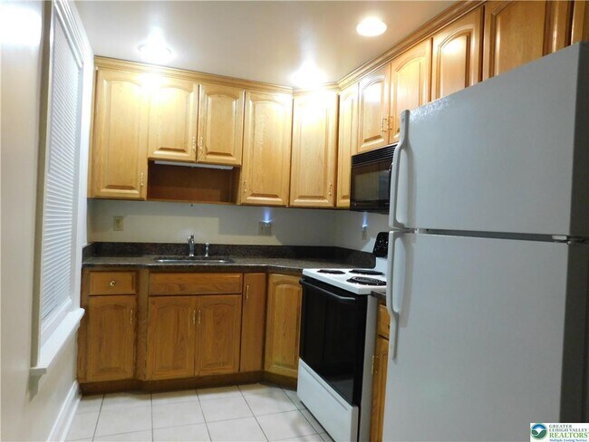 Building Photo - 826 Main St