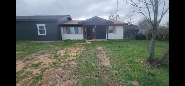 Building Photo - Granbury TX ; 2 bed 1 bath duplex! Water provided