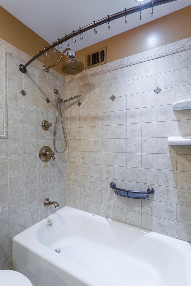 Building Photo - 1301 N Northwest Hwy