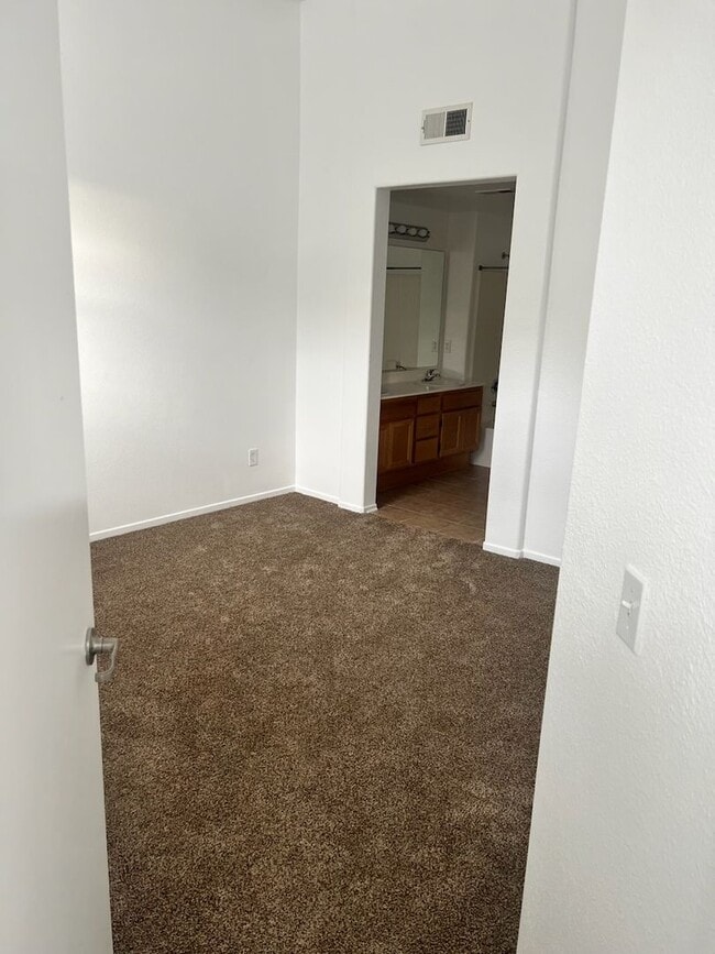 Building Photo - Otay Ranch townhome