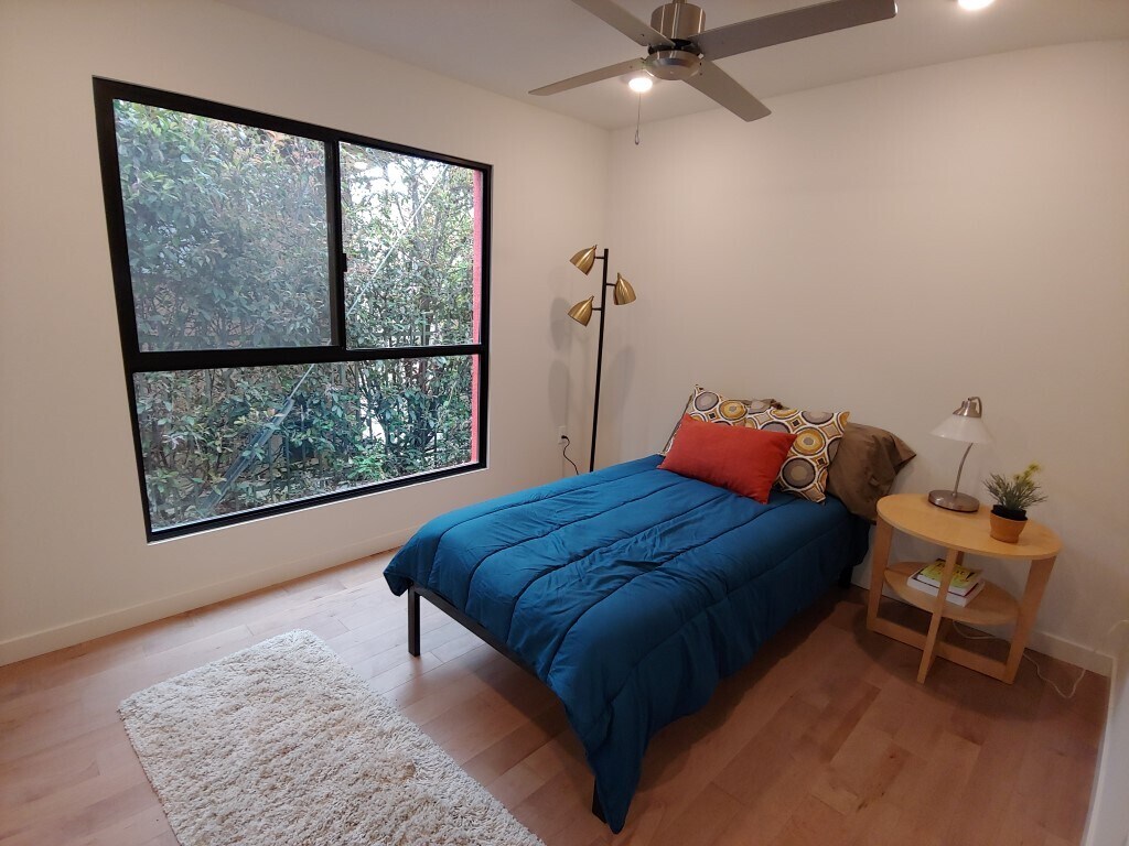 Building Photo - 654 N Virgil Ave