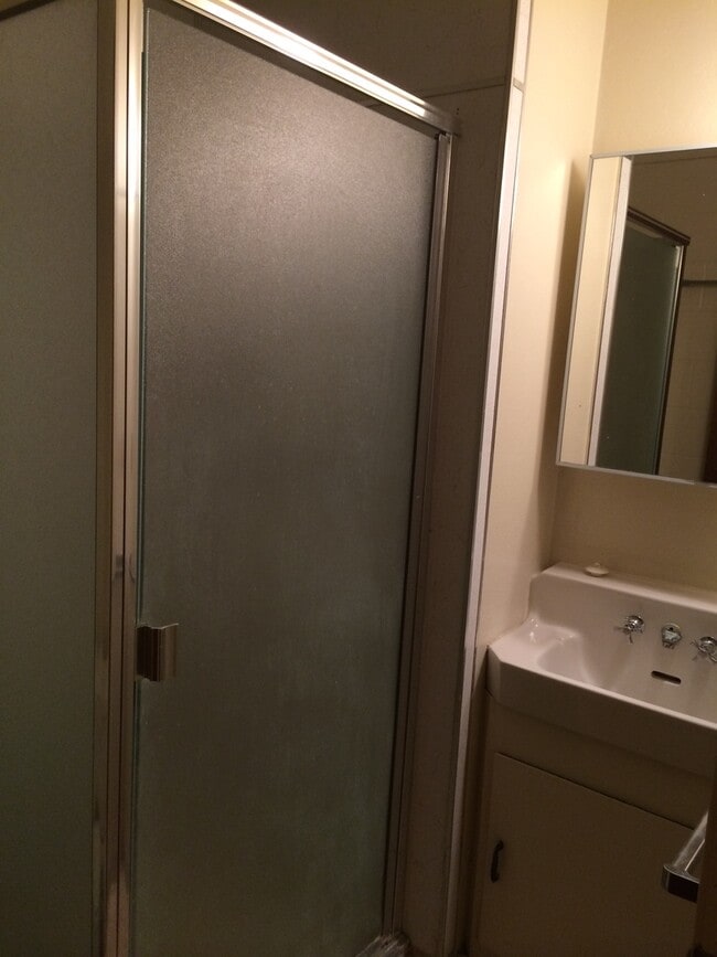 Building Photo - Home located steps from Downtown Davis & Campus