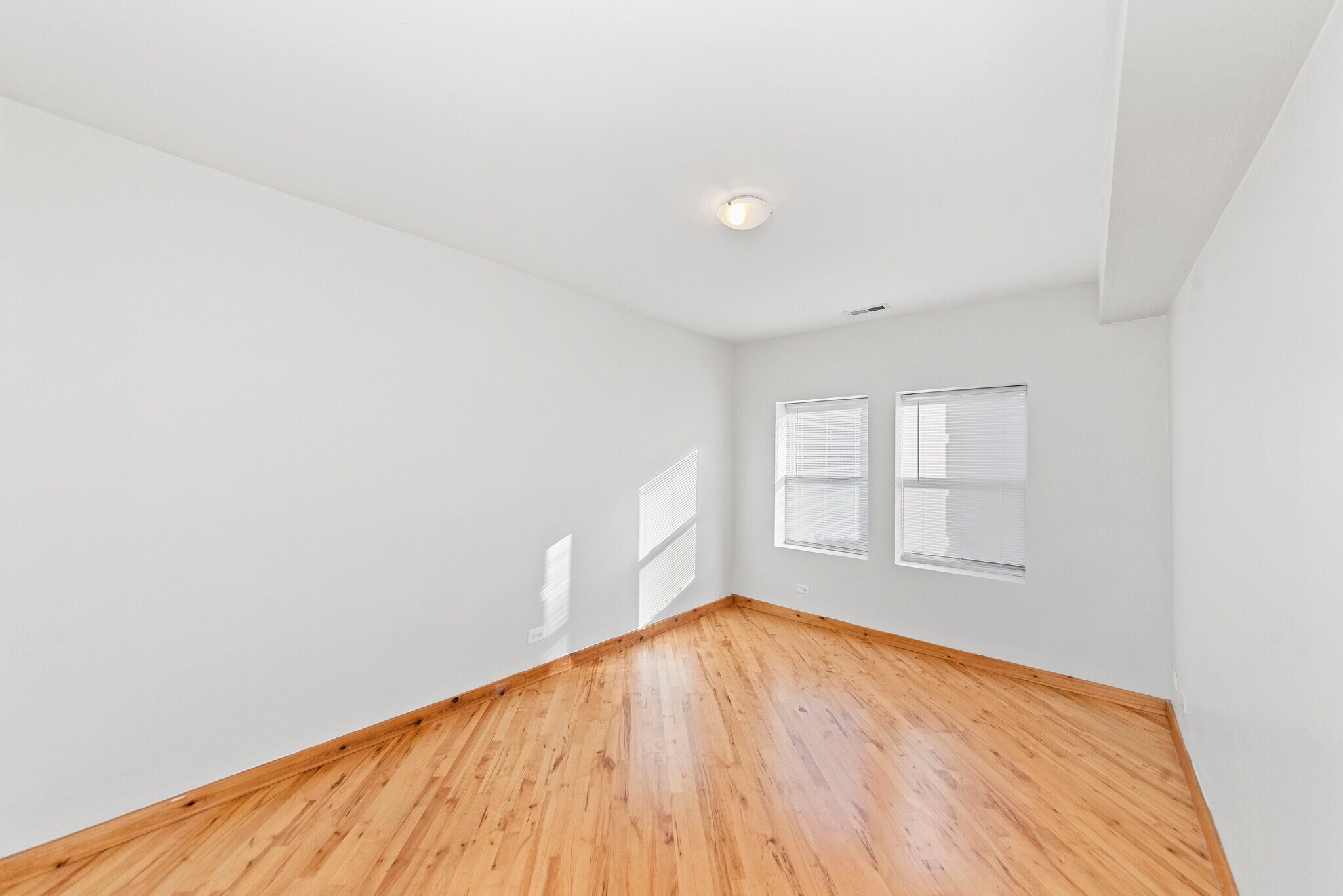 Building Photo - 1118 E Hyde Park Blvd