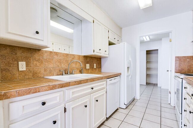 Building Photo - PAY NO SECURITY DEPOSIT! Beautiful Spaciou...