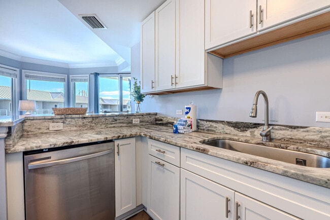 Building Photo - 10 N Forest Beach Dr