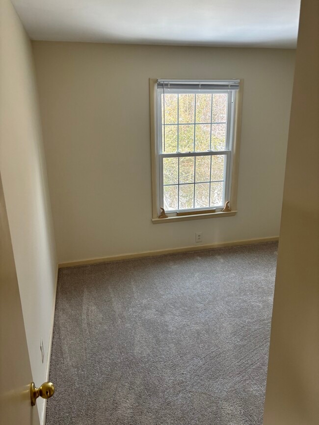 Guest Bedroom/Office - 2527 Hydraulic Rd