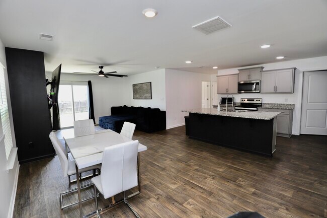 Building Photo - 2037 Elmridge Rd