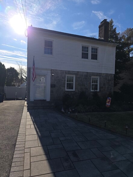 Building Photo - 11 Lawrence Ave