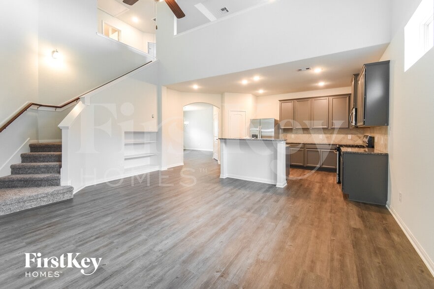 Building Photo - 321 Lk Wy Cir