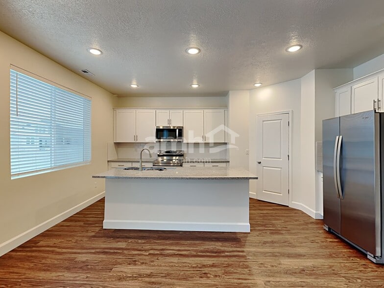 Building Photo - 301 N Gibbons Ln