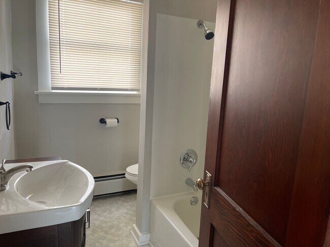 Building Photo - Pet Friendly 4 bedroom 1 bath