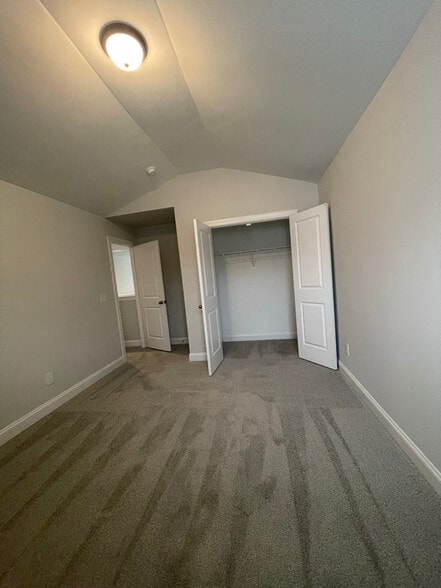 Building Photo - 704 Sutherland Ct