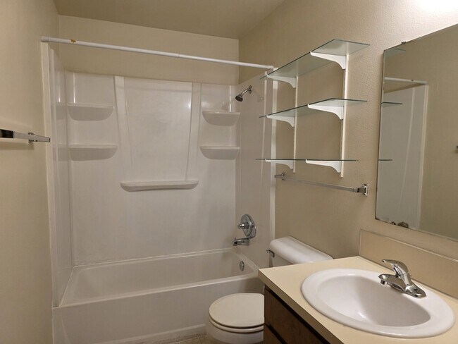 Building Photo - 2022 E 6th St