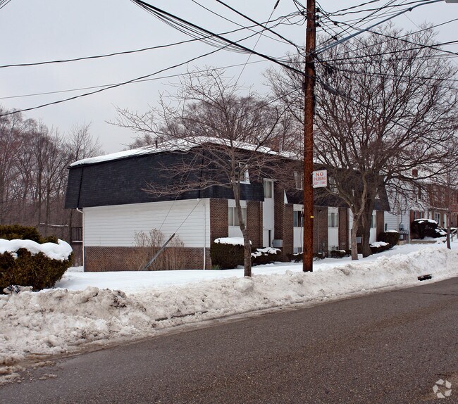 Building Photo - 488-490 Zahn Dr
