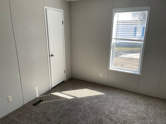 Building Photo - 46000 Geddes Rd