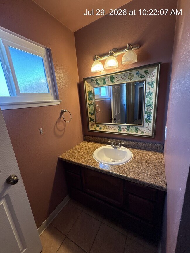 Building Photo - North Side Visalia Home!!