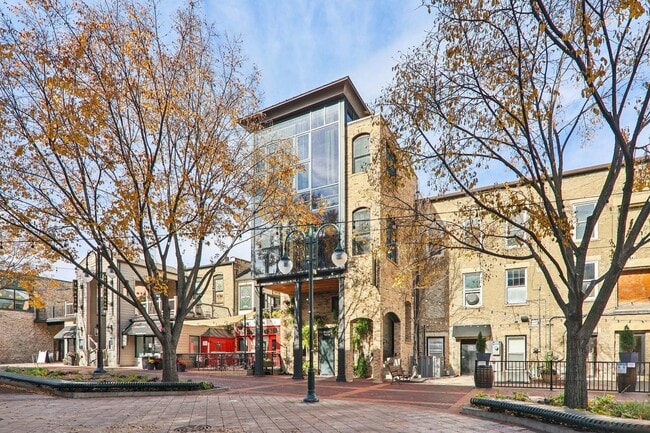 Building Photo - 107 W Main St