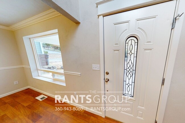 Building Photo - 4-bedroom, 2-bathroom Home with Green Belt in A Prime Location!