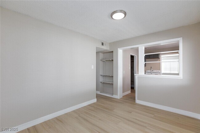 Building Photo - 1300 E Nelson Ave