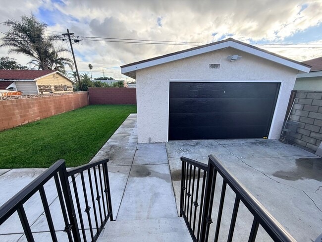 Building Photo - Newly remodeled three bedroom house in Wilmington ready to rent!