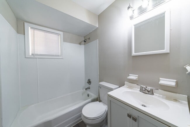 Building Photo - Coming Soon! Spacious 3 Bedroom 1 Bath!