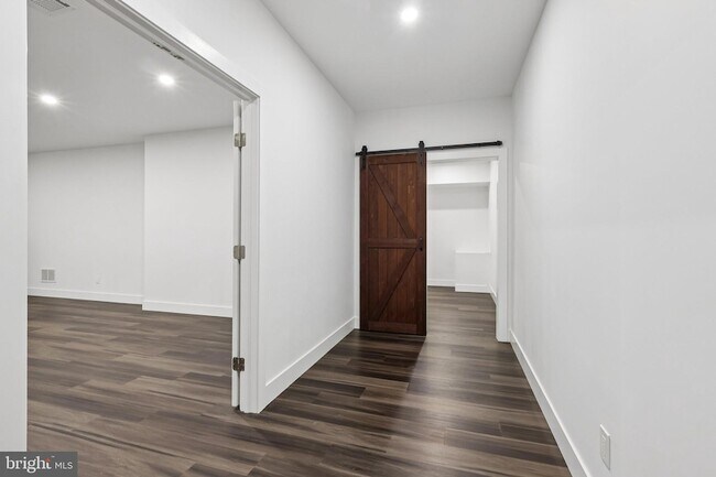 Building Photo - 2 Dogleg Ln