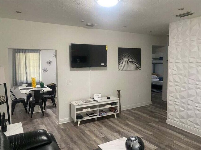 Building Photo - 538 SW 7th St