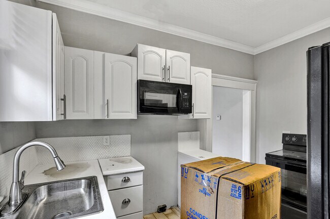 Building Photo - 1117 E 11th St