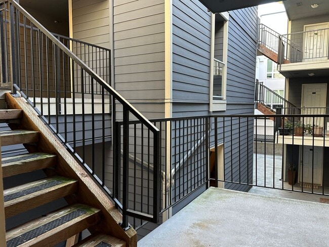 Building Photo - 2 Weeks Free Rent at Wonderful Greenwood 2 Bed/2Bath