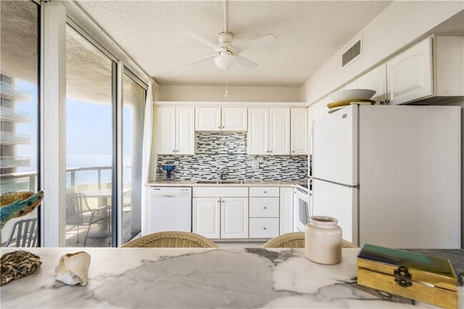 Building Photo - 3554 Ocean Dr