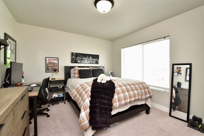 Building Photo - Spacious 5 Bed in Herriman Home in Prime Location!