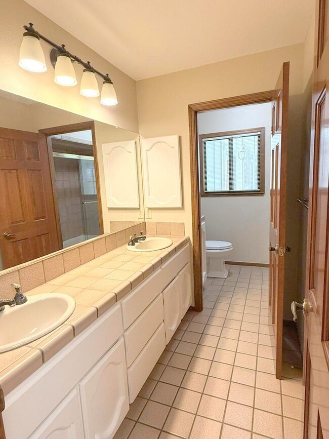 Building Photo - Sprawling ranch home located in highly des...