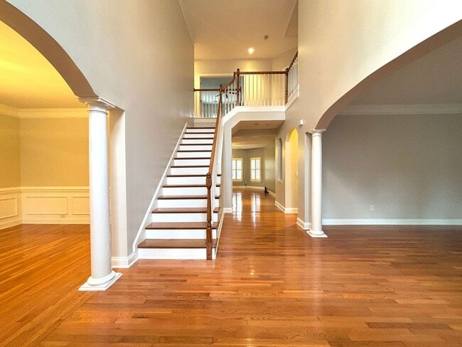 Building Photo - Available 1/15. Beautiful Remodeled 5 BR/4 BA Home in Park West!