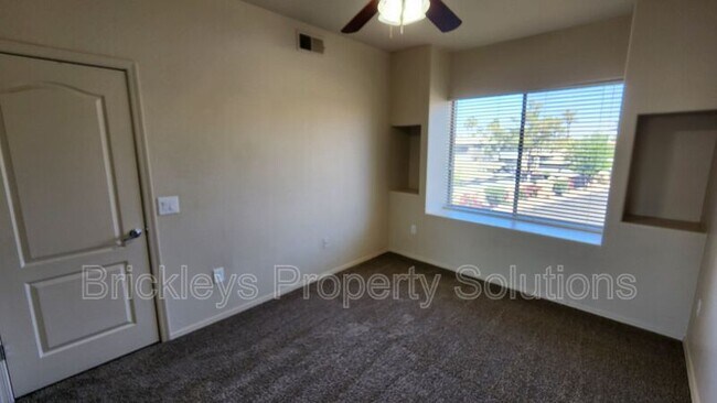 Building Photo - 705 W Queen Creek Rd