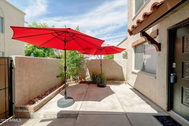 Building Photo - GORGEOUS Updated 2 bedroom Condo in Old To...