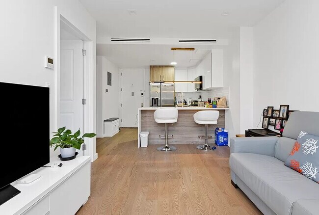 Building Photo - Comfortable Living in a Desirable Area